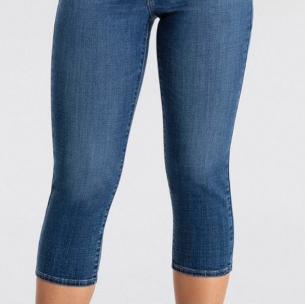 Judy Blue Medium Wash Straight Leg Capri - Picture 3 of 12